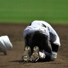最後の打者となり、崩れ落ちる関東一高の山下