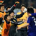 中村憲剛ら控え選手たちが岡崎を迎える