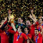 W杯トロフィーを掲げる歓喜のスペイン代表
