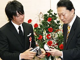 鳩山首相も手放しで賞賛する、石川遼の驚異の「コメント力」。
