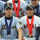 試合後の記念撮影に臨む一二三慎太と島袋洋奨