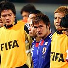 サポーターに挨拶する岩政、駒野、稲本ら