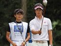 真剣そうだったり、笑ったり……、石川遼とキャディーは何を話してる？