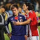 駒野を慰めるパラグアイ選手