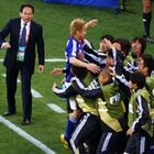 本田のゴールを喜ぶ控え選手たち