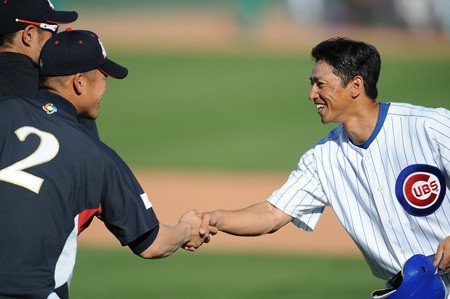 城島健司と握手を交わす田口壮