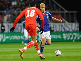 岡田監督も中村俊輔も驚いた!! 結果で示した“FW”本田の存在感。