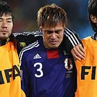 駒野の肩を抱く松井と阿部