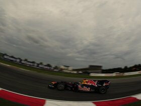 フェラーリとマクラーレンの大誤算。ベッテル楽勝を導いた、雨のセパン。