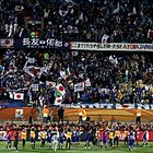 試合後、サポーターへ挨拶する日本代表