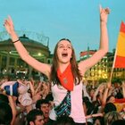 「牛追い祭り」で熱狂するスペインサポーター