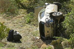 《衝撃の交通事故》タイガー・ウッズに何が起きた？ 「ひどく慌てていた」証言、大破したヒュンダイ製の車…