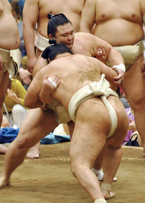 東十両筆頭で臨んだ春場所では13勝2敗の成績を収めた。5月の夏場所で9場所ぶりに幕内へ。気合を入れる