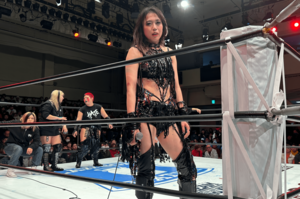 『鬼レンチャン』で話題を集めた上谷沙弥が告白「300m走の練習の時から泣いていた」“敗者引退マッチ”に挑む人気悪役レスラーの切実な願い