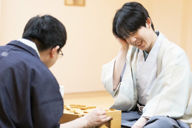 【藤井vs永瀬レア写真】負けても勝っても嬉しそう…2人の感想戦を見る（右に続きます）　©Keiji Ishikawa