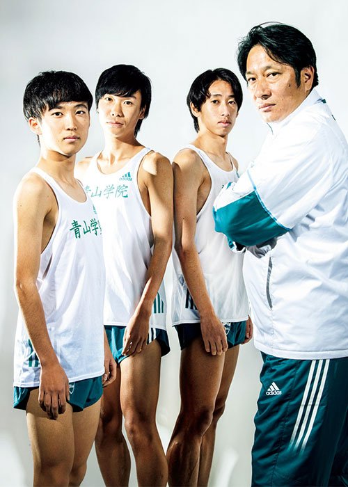 （左から）ルーキーの佐藤一世、エースの吉田圭太、主将の神林勇太、原監督