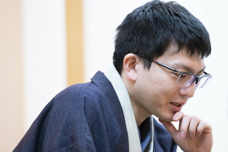 【藤井vs永瀬レア写真】負けても勝っても嬉しそう…2人の感想戦を見る（右に続きます）　©Keiji Ishikawa