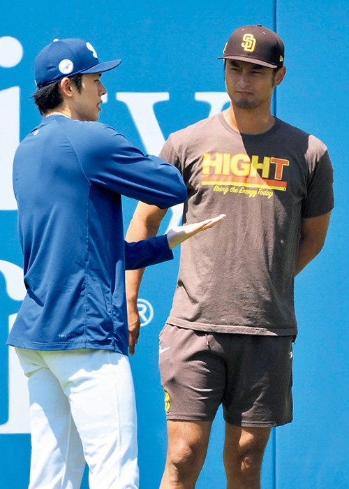 今年8月、試合前の挨拶に来たドジャース・佐々木朗希（左）と言葉を交わすダルビッシュ