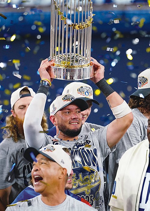 第7戦、1点を追う9回1死から本塁打を放ち、優勝を引き寄せたロハス。試合終了後、トロフィーを高く掲げた