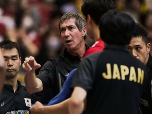 選手に指示を送るバレーボール男子日本代表ロラン・ティリ監督。伊藤健士コーチ（右）は前監督フィリップ・ブランとの違いをどう感じていたのだろうか