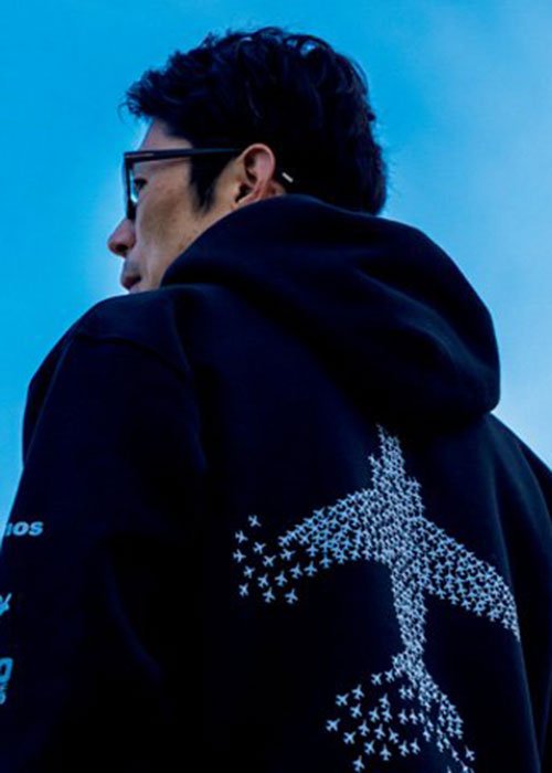 小さな戦闘機が団結して大きな塊となるチームパーカーのデザインは現状と理想を表している