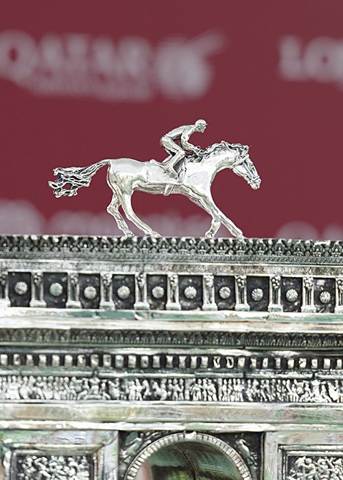 凱旋門賞のトロフィー