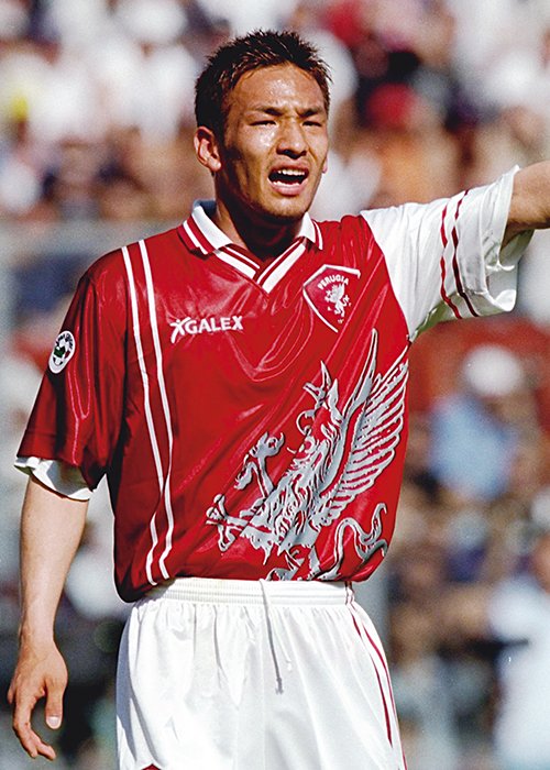 中田英寿　Hidetoshi Nakata　Perugia 1998-2000　AS Roma 2000-2001　Parma 2001-2004　Bologna 2004　Fiorentina 2004-2005　セリエAデビュー戦での2ゴールを皮切りに二桁得点を記録するなど大きな衝撃を与えた