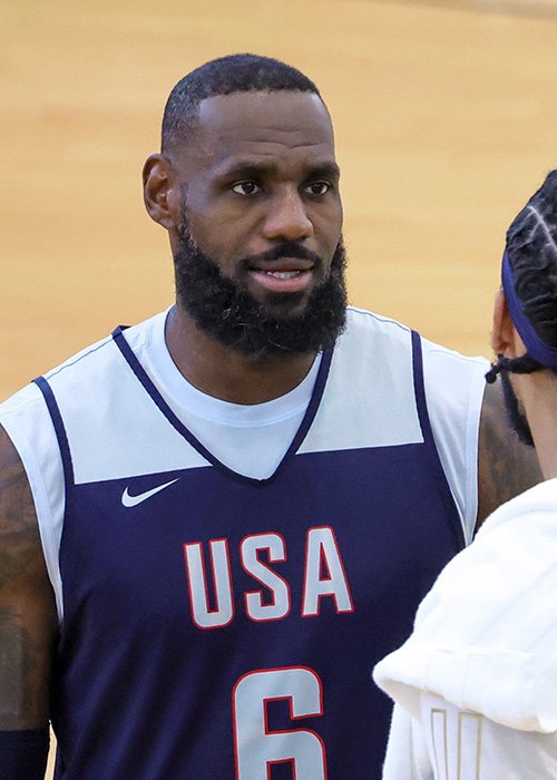 22歳のエドワーズから39歳のレブロン（左）まで、世代を超えた最強の12人が揃う