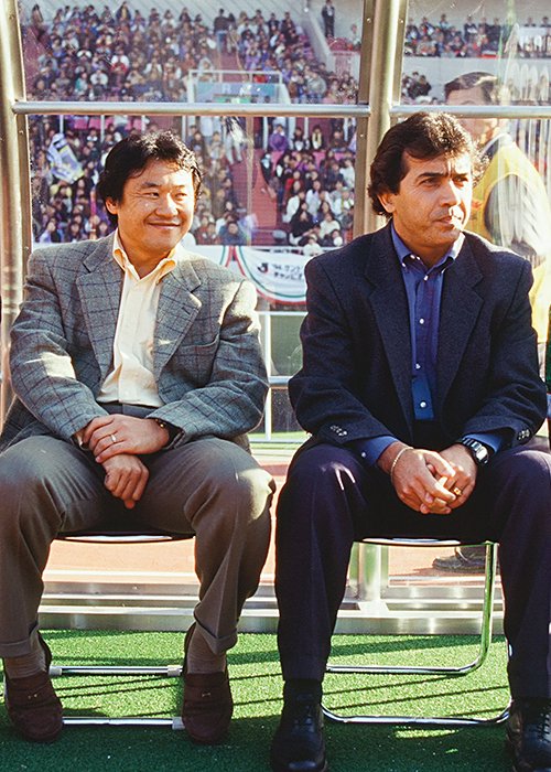 ベンチで並んで座る松木（左から2番目）とネルシーニョ（左から3番目）