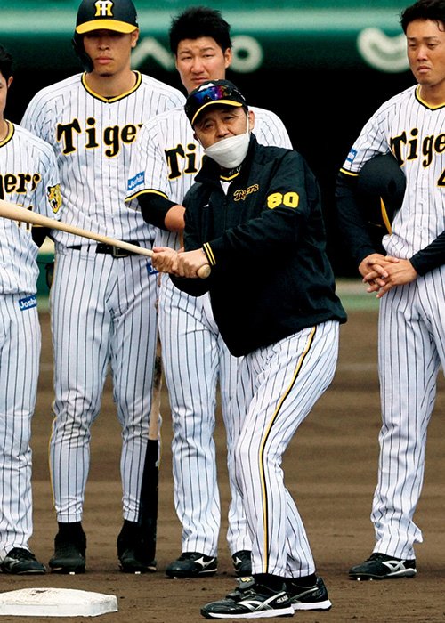 昨年10月、岡田監督は甲子園の秋季練習で若手野手に実演で打撃指導した。前回指揮を執った当時にはない、とても珍しい光景だった
