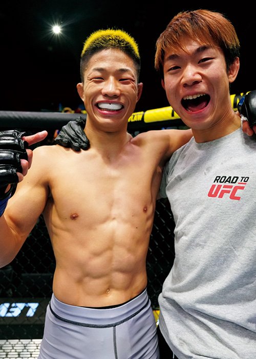 セコンドにもついた弟の剛士（右）と喜ぶ中村。アジア各国から集まった候補者によるトーナメントを勝ち抜いた