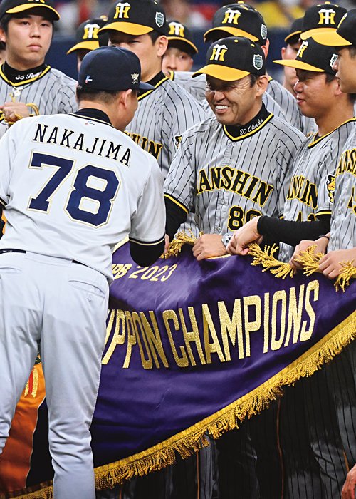 第７戦終了後、握手をする両軍の監督。「知略の応酬」だったシリーズを讃えあった