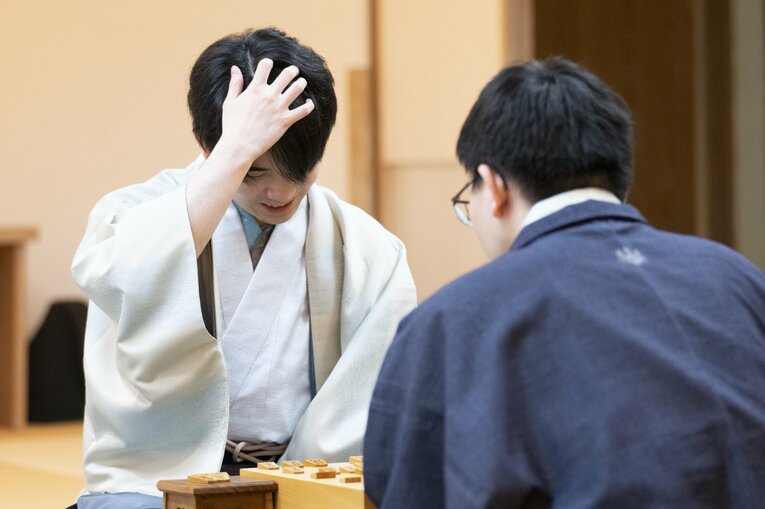 【藤井vs永瀬レア写真】負けても勝っても嬉しそう…2人の感想戦を見る（右に続きます）　©Keiji Ishikawa