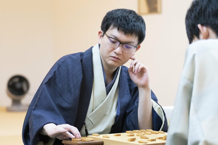 【藤井vs永瀬レア写真】負けても勝っても嬉しそう…2人の感想戦を見る（右に続きます）　©Keiji Ishikawa