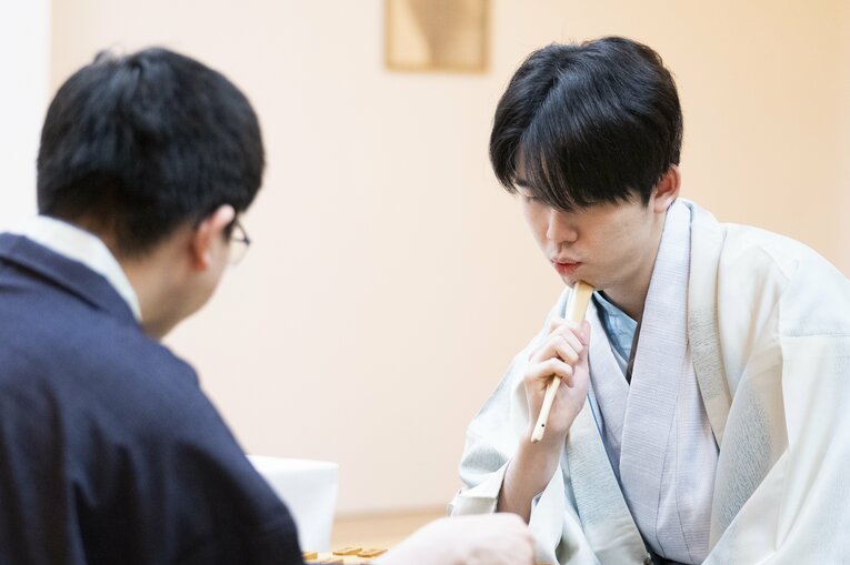 【藤井vs永瀬レア写真】負けても勝っても嬉しそう…2人の感想戦を見る（右に続きます）　©Keiji Ishikawa