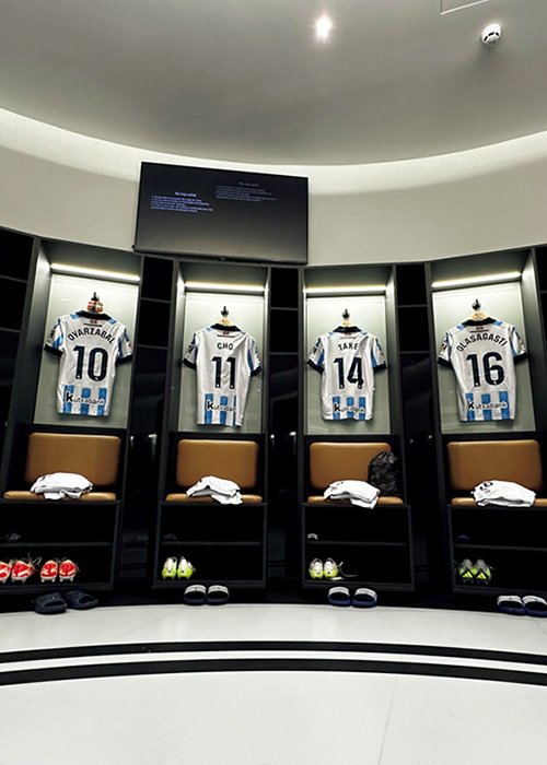 久保建英の14番も美しくセットされたレアル・ソシエダのロッカールーム。試合が始まる前の聖域を撮影できた