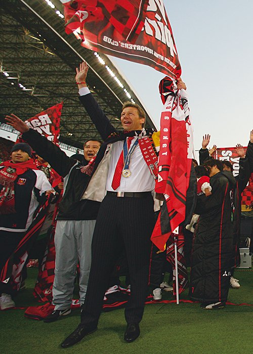 '06年、最終節でJリーグ初優勝を決めた山田暢久（手前右）ら。この日の入場者数6万2241人は当時のJ1最多記録だった