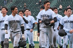 【続きを読む】「廃校になった小学校を野球部寮にしました」過疎地の高校野球部は今…“毎年300人が減少する町”から甲子園出場「監督は元仙台育英の名将」