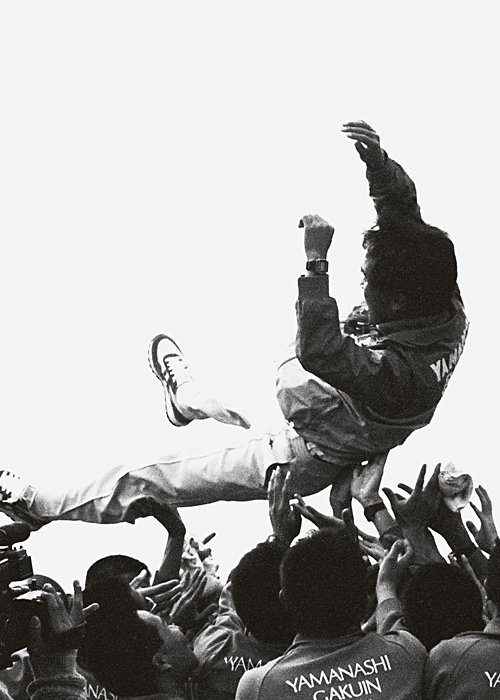 予選会で箱根駅伝初出場を決めて歓喜する学生たちは上田監督を胴上げした