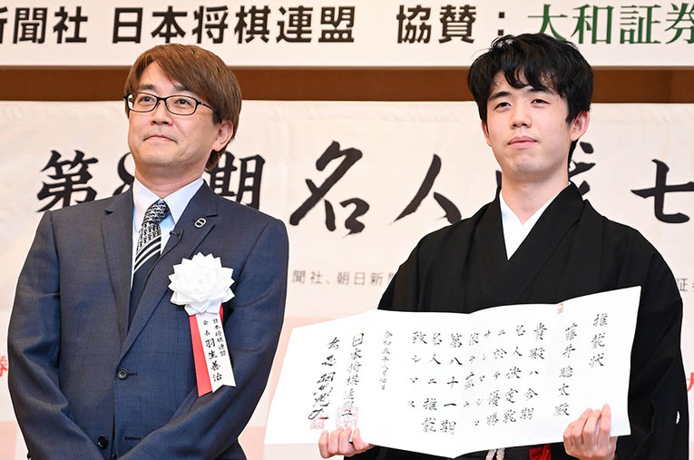 名人就位式での羽生善治会長と藤井聡太竜王・名人（写真は右に続きます）　©Keiji Ishikawa