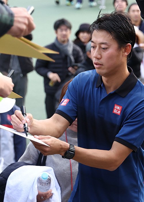 試合を終えた錦織は、詰めかけたファンのサインに快く応じた
