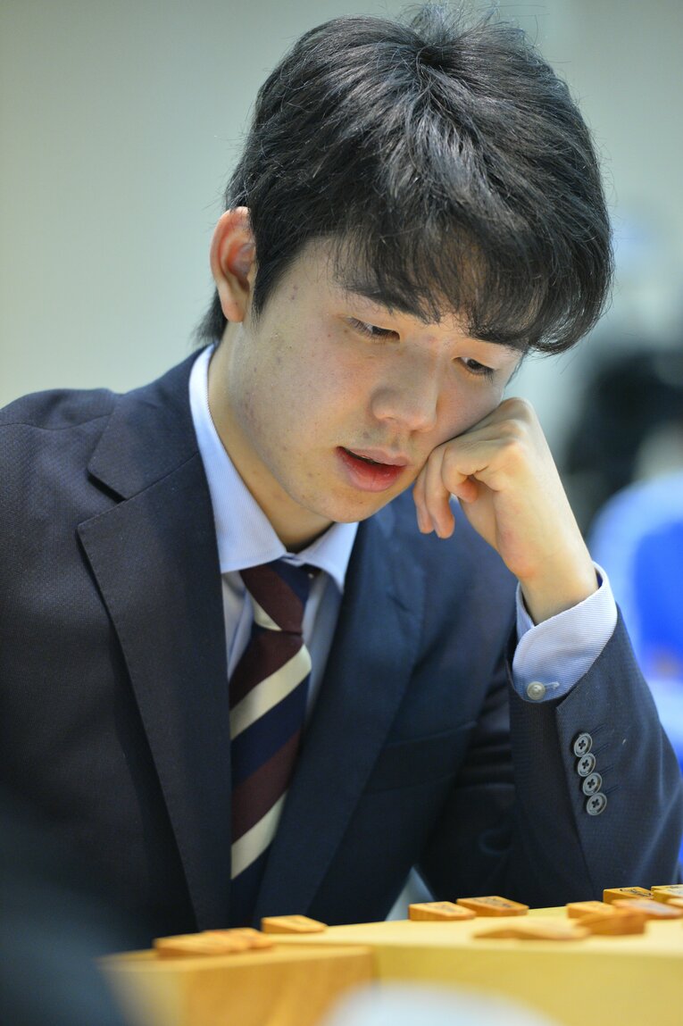 2017年の藤井聡太（当時14～15歳。全8枚中の6枚目）　©BUNGEISHUNJU