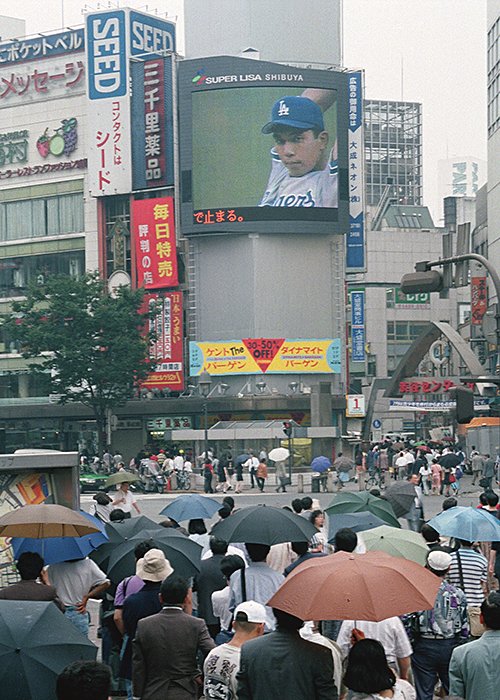 '95年7月12日の渋谷駅前。MLBオールスターゲームで初めて登板した野茂を映す大型ビジョンを、多くの人が見守った