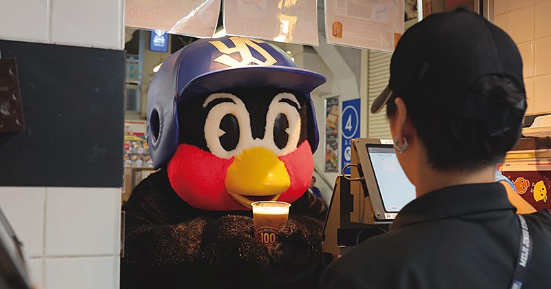 フォトギャラリー》つば九郎「夢が詰まった大きなお腹と、のっそりと