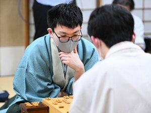 天を見上げた永瀬拓矢の目は、充血していた…記者が見た“テレビに映らなかった”八冠誕生の瞬間「10－0から逆転がある…将棋は残酷だ」