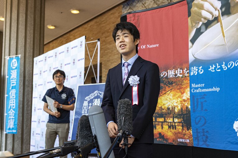 2018年の藤井聡太（15～16歳時。全6枚中の5枚目）　©BUNGEISHUNJU