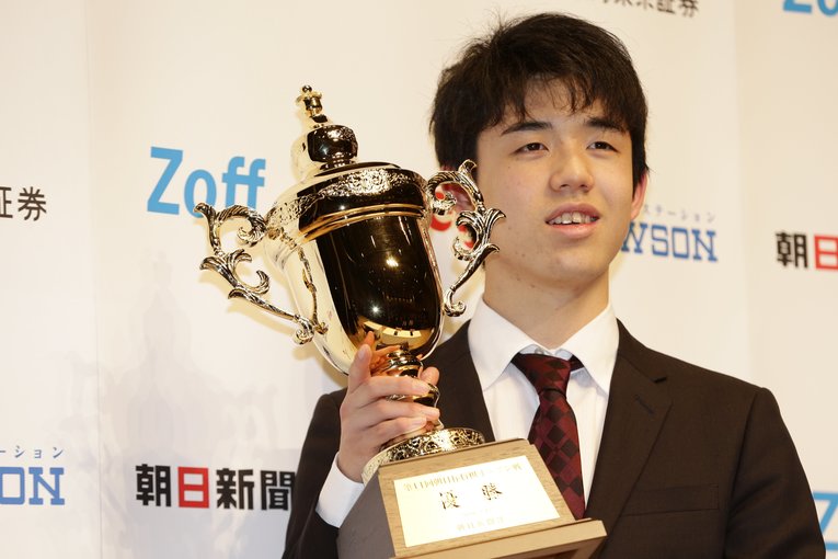 2018年の藤井聡太（15～16歳時。全6枚中の4枚目）　©BUNGEISHUNJU
