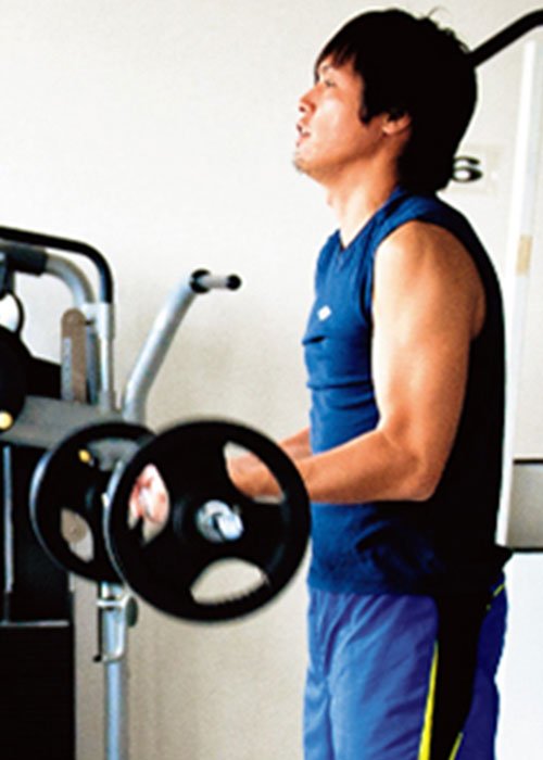 ガンバ大阪のトレーニングルームでダンベルを動かす遠藤選手。2012年に発売されたNumberDoより