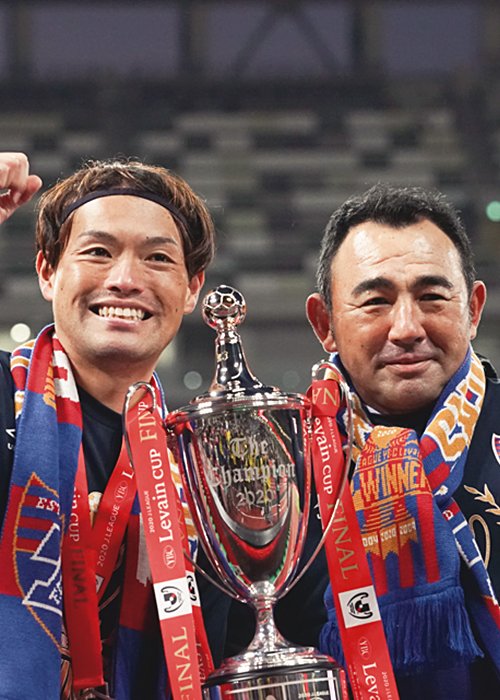 G大阪の後に指揮したFC東京でもルヴァン杯優勝。誰にでも意見を言える東（左）を2年目から主将に据えて結果を残した
