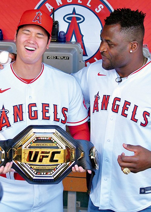 前UFCヘビー級王者フランシス・ガヌー（右）と大谷翔平の2ショット。ファイターもすでに立派なアスリートだ